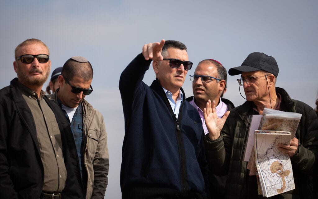 גדעון סער בעת ביקור בגדה המערבית, ליד חאן אל אחמר, ב-10 בדצמבר 2019 (צילום: הדס פרוש/פלאש90) גדעון סער בעת ביקור בגדה המערבית, ליד חאן אל אחמר, ב-10 בדצמבר 2019 (צילום: הדס פרוש/פלאש90)
