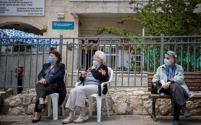 דיירים בבית אבות בירושלים, 10 במאי 2020; למצולמים אין קשר לדיווח (צילום: יונתן זינדל/פלאש 90)