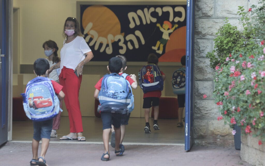 ילדים מגיעים לבית הספר ביום הראשון של הלימודים, ב-1 בספטמבר 2020. למצולמים אין קשר לנאמר בכתבה (צילום: יוסי זמיר/פלאש90)