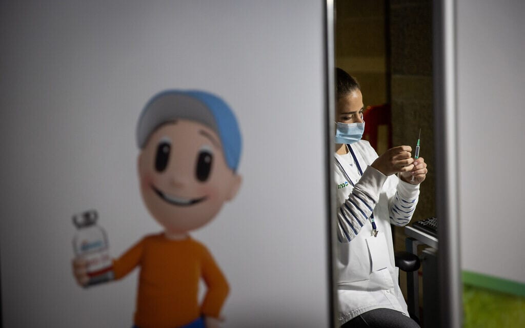 חברת צוות רפואי מכינה חיסון קורונה במתחם קופ"ח הכללית, אילוסטרציה (צילום: Yonatan Sindel/Flash90)