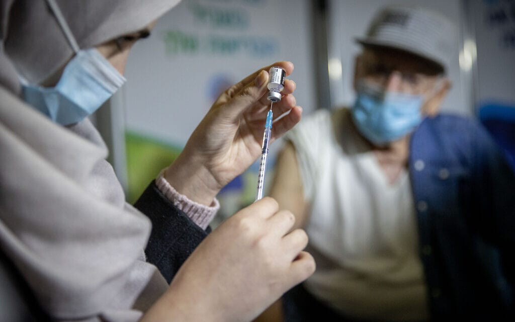 מבצע החיסונים נגד קורונה בקופת חולים כללית בירושלים, 21 בינואר 2021 (צילום: יונתן זינדל/פלאש90)