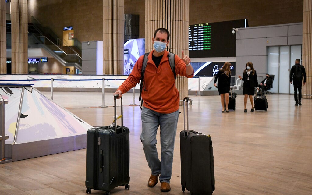 ישראלים אחרונים חוזרים לארץ לפני סגירת נתב&quot;ג ב-24 בינואר 2021. למצולמים אין קשר לנאמר בכתבה (צילום: פלאש90)