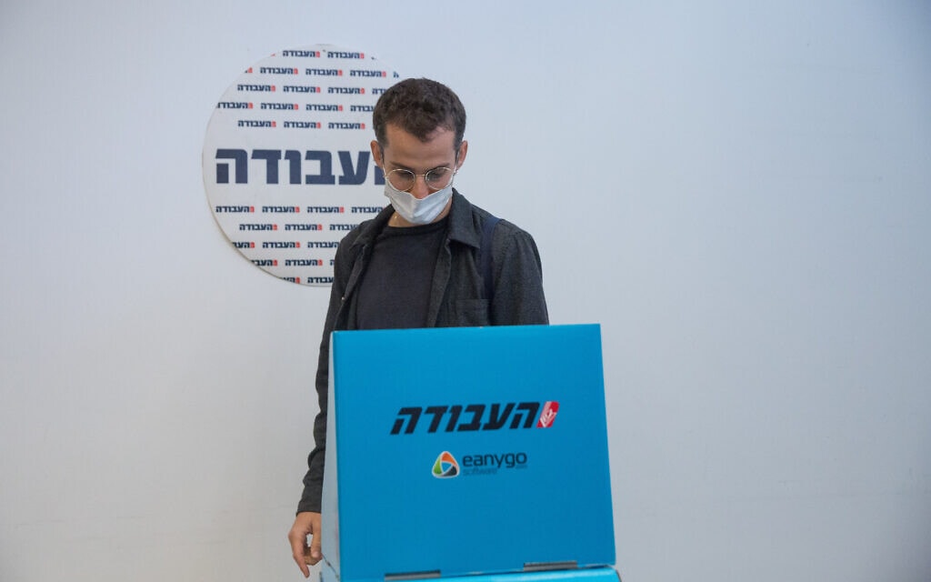 חבר מפלגת העבודה מצביע בקלפי בתל אביב בבחירות לראשות התנועה, 24 בינואר 2021 (צילום: מרים אלסטר, פלאש 90)