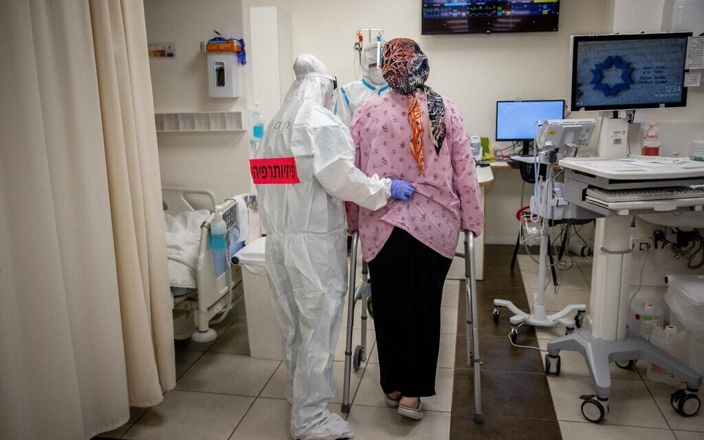 צוות רפואי מטפל באישה בהריון שחלתה בקורונה בבית החולים שערי צדק בירושלים, 3 בפברואר 2021 (צילום: יונתן זינדל/פלאש90)