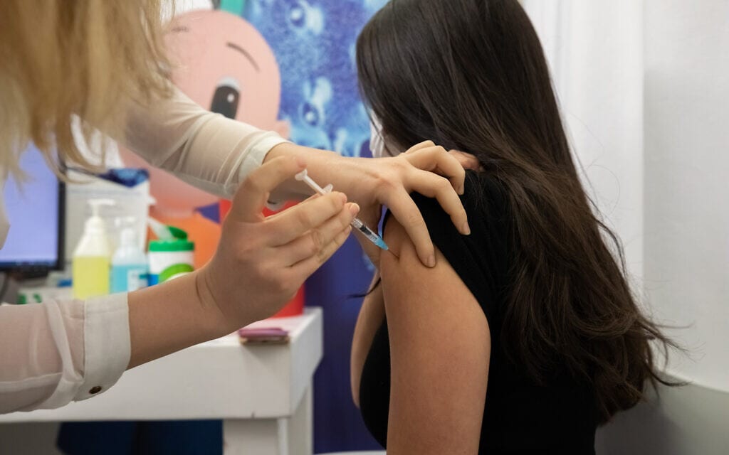 מורה מקבל חיסון במרכז החיסונים של קופת חולים כללית בחולון, 4 בפברואר 2021 (צילום: חן לאופולד/פלאש90)