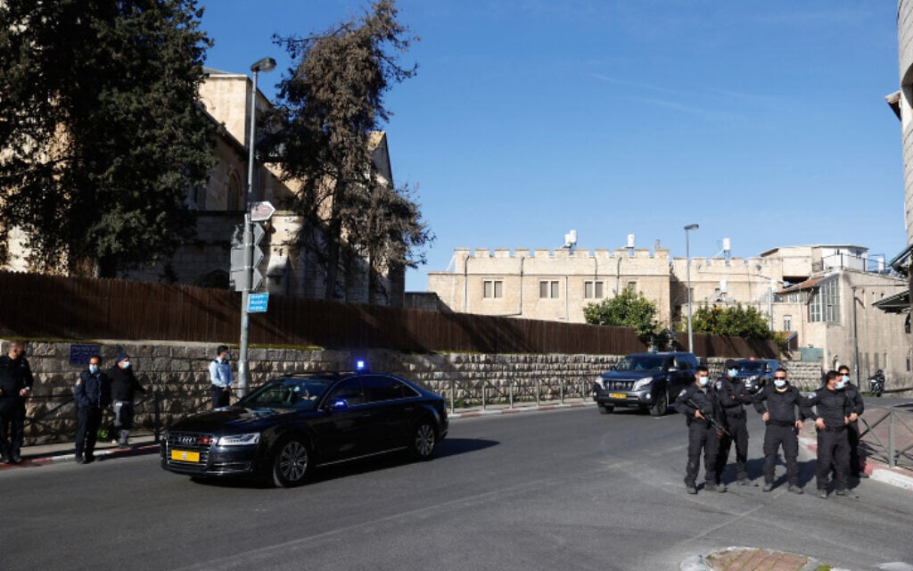 הרכב של נתניהו מגיע לבית המשפט המחוזי בירושלים (צילום: Yonatan Sindel/Flash90) הרכב של נתניהו מגיע לבית המשפט המחוזי בירושלים (צילום: Yonatan Sindel/Flash90)