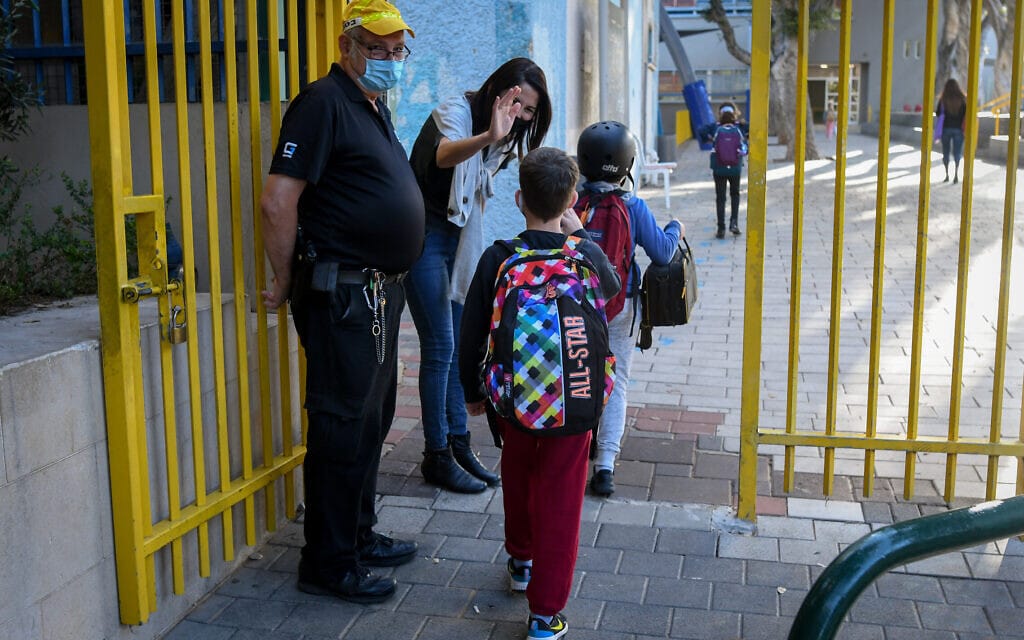 ילדים חוזרים ללימודים בבית הספר היסודי גבריאלי בתל אביב, 11 בפברואר 2021 (צילום: אבשלום ששוני/פלאש90) ילדים חוזרים ללימודים בבית הספר היסודי גבריאלי בתל אביב, 11 בפברואר 2021 (צילום: אבשלום ששוני/פלאש90)