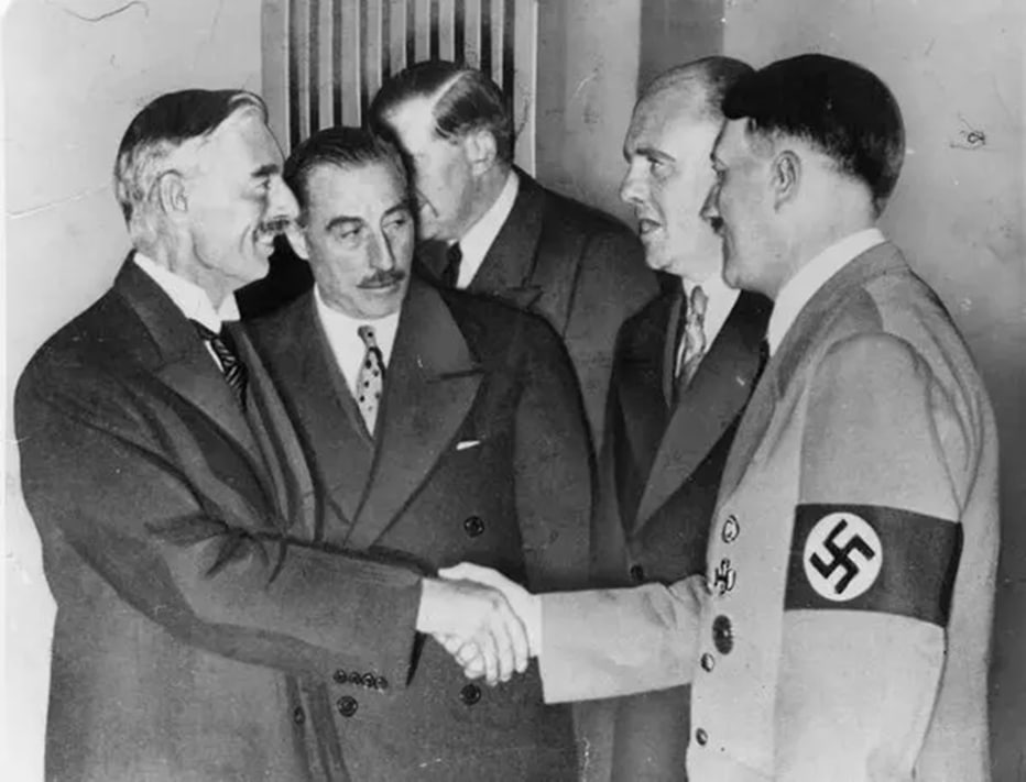 נוויל צ&#039;מברלין (משמאל) ואדולף היטלר לוחצים יד בהסכם מינכן, ספטמבר 1938 (צילום: רשות הציבור)