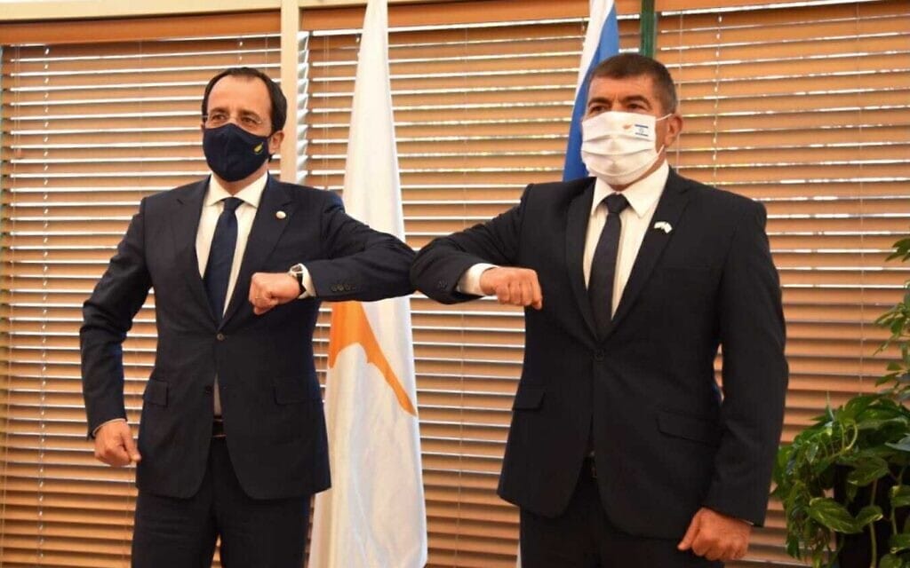 שר החוץ, גבי אשכנזי בפתח פגישתו עם שר החוץ הקפריסאי, ניקוס כריסטודולידיס, ירושלים, 14 בפברואר 2021 (צילום: משרד החוץ) שר החוץ, גבי אשכנזי בפתח פגישתו עם שר החוץ הקפריסאי, ניקוס כריסטודולידיס, ירושלים, 14 בפברואר 2021 (צילום: משרד החוץ)