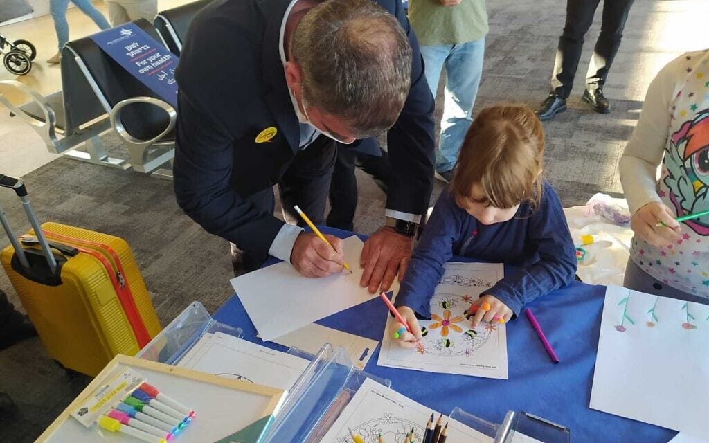 שר החוץ גבי אשכנזי מצייר סוס לאדל בת ה-8, שהגיעה לישראל כדי להתחסן, יחד עם 80 דיפלומטים ובני משפחותיהם שהגיעו משגרירויות ישראל באפריקה. 11 בפברואר 2021 (צילום: משרד החוץ) שר החוץ גבי אשכנזי מצייר סוס לאדל בת ה-8, שהגיעה לישראל כדי להתחסן, יחד עם 80 דיפלומטים ובני משפחותיהם שהגיעו משגרירויות ישראל באפריקה. 11 בפברואר 2021 (צילום: משרד החוץ)