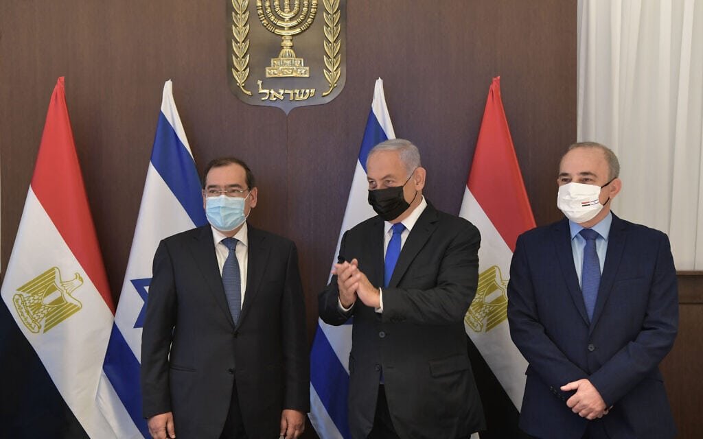 ראש הממשלה בנימין נתניהו ושר האנרגיה יובל שטייניץ בפגישתם עם שר האנרגיה של מצרים טארק אל-מולא, 21 בפברואר 2021 (צילום: קובי גדעון, לע"מ)