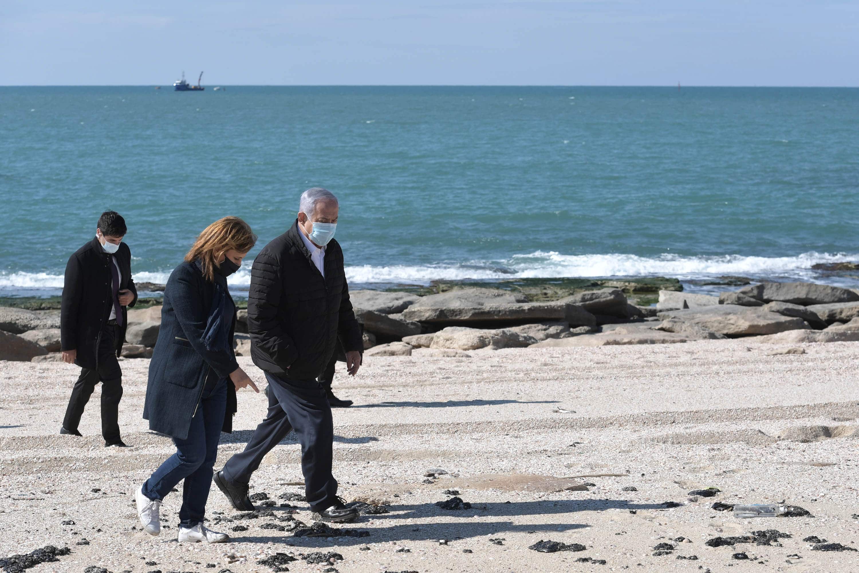 ראש הממשלה בנימין נתניהו והשרה להגנת הסביבה גילה גמליאל בחוף ים באשדוד בעקבות דליפת הנפט שגרמה לזיהום בחופי הארץ, 21 בפברואר 2021 (צילום: קובי גדעון/לע&quot;מ‎)
