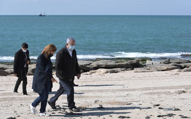 ראש הממשלה בנימין נתניהו והשרה להגנת הסביבה גילה גמליאל בחוף הים באשדוד, 21 בפברואר 2021 (צילום: קובי גדעון, לע&quot;מ)