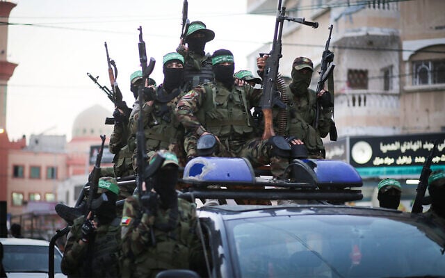 פעילי גדודי עז א-דין אל-קסאם, הזרוע הצבאית של חמאס, משתתפים בתהלוכה בעזה, 25 ביולי 2019 (צילום: Hassan Jedi/Flash90)