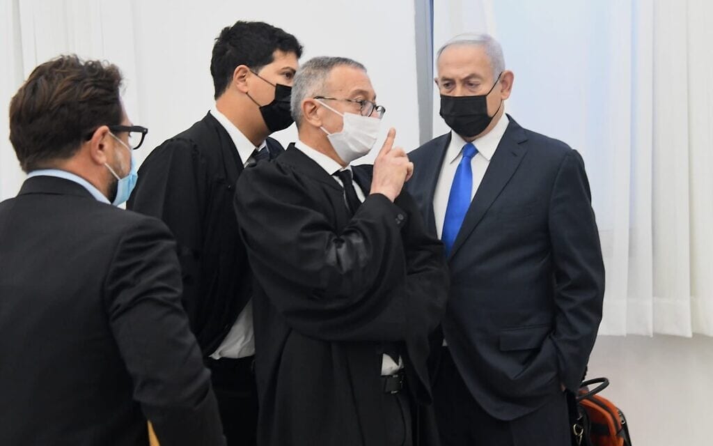 בנימין נתניהו ועורכי דינו עמית חדד ובעז בן צור בבית המשפט המחוזי בירושלים, 8 בפברואר 2021 (צילום: ראובן קסטרו/פול)