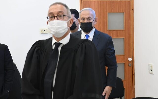 עו&quot;ד בעז בן צור ובנימין נתניהו בבית המשפט המחוזי בירושלים, 8 בפברואר 2021 (צילום: ראובן קסטרו/פול)