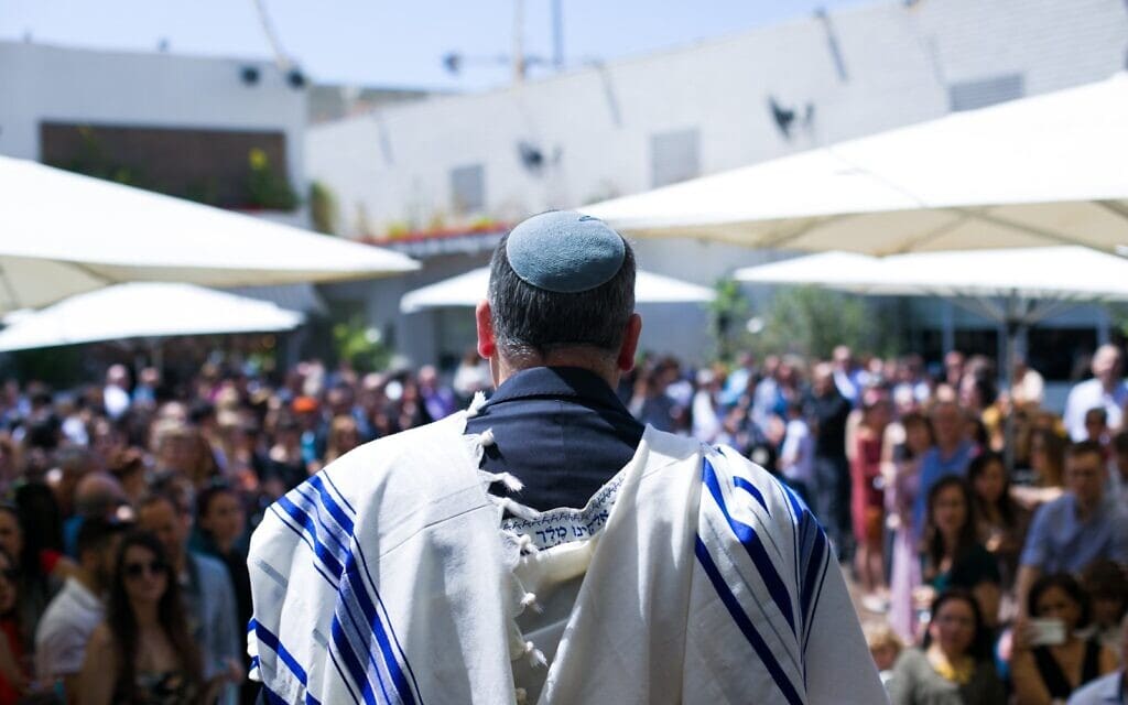 הרב גלעד קריב מנהל טקס נישואים בתל אביב, 14 ביוני 2019 (צילום: באדיבות התנועה ליהדות מתקדמת)
