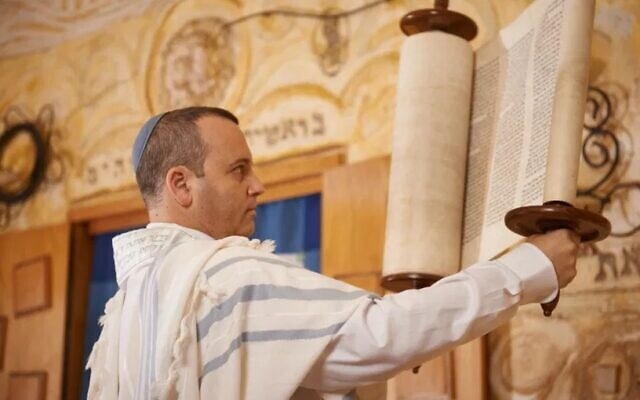 הרב גלעד קריב מתפלל בבית דניאל, תל אביב, ביום העצמאות ב-2018 (צילום: באדיבות התנועה ליהדות מתקדמת)