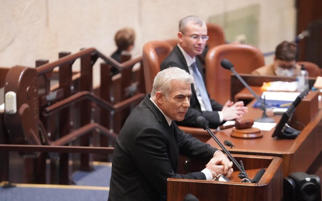יאיר לפיד נושא דברים במליאת הכנסת, 15 בפברואר 2021; לצידו - יושב הראש יריב לוין (צילום: שמוליק גרוסמן, דוברות הכנסת) יאיר לפיד נושא דברים במליאת הכנסת, 15 בפברואר 2021; לצידו - יושב הראש יריב לוין (צילום: שמוליק גרוסמן, דוברות הכנסת)