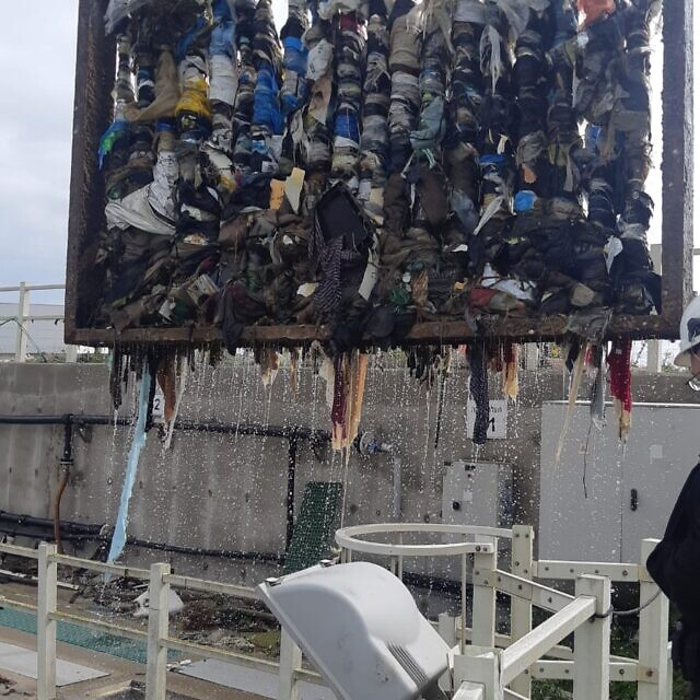 פסולת פלסטיק במסננים של תחנת הכח רוטנברג באשקלון (צילום: חברת החשמל)