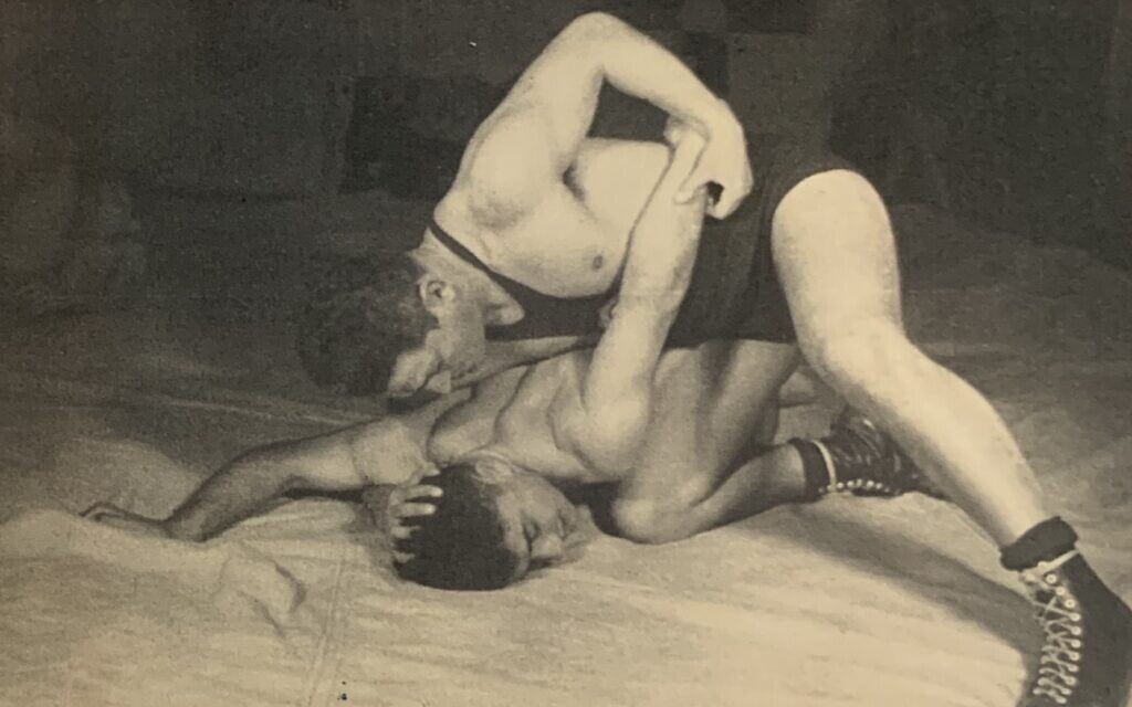 זלמן אונריין (און) מלמד התאבקות בפלשתינה בשנות ה-30 (צילום: הספרייה הלאומית)