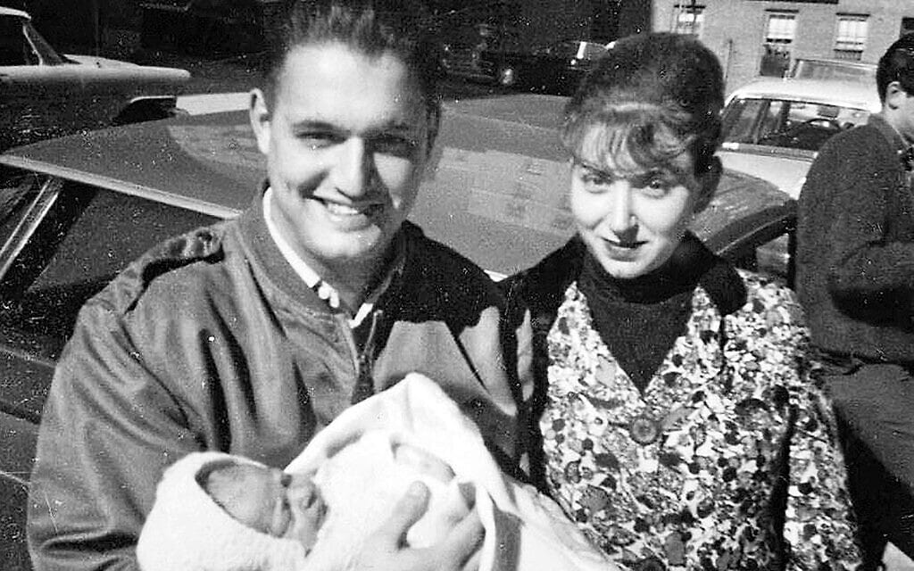 ג'ורג' ומרגרט ארל כץ והתינוקת שלהם ליסה, ב-1963 (צילום: באדיבות מרגרט ארל כץ)