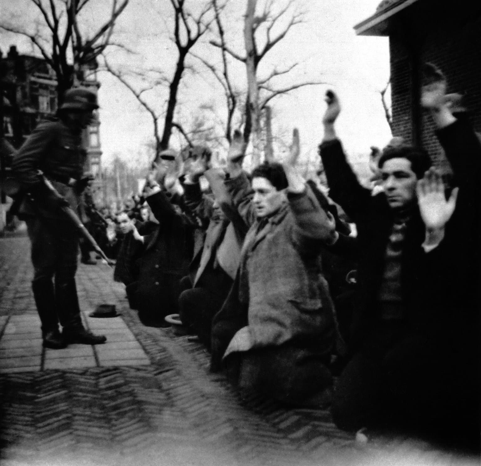 חיילים גרמנים אוספים את היהודים בשכונת היהודים באמסטרדם, 1941