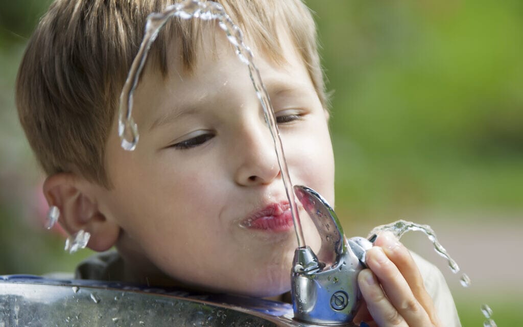 ילד שותה מברזיה, אילוסטרציה (צילום: iStock / viatlana Lazarenka)