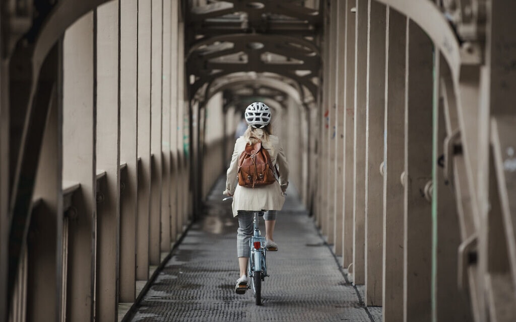 אישה רוכבבת על אופניים. אילוסטרציה (צילום: iStock)