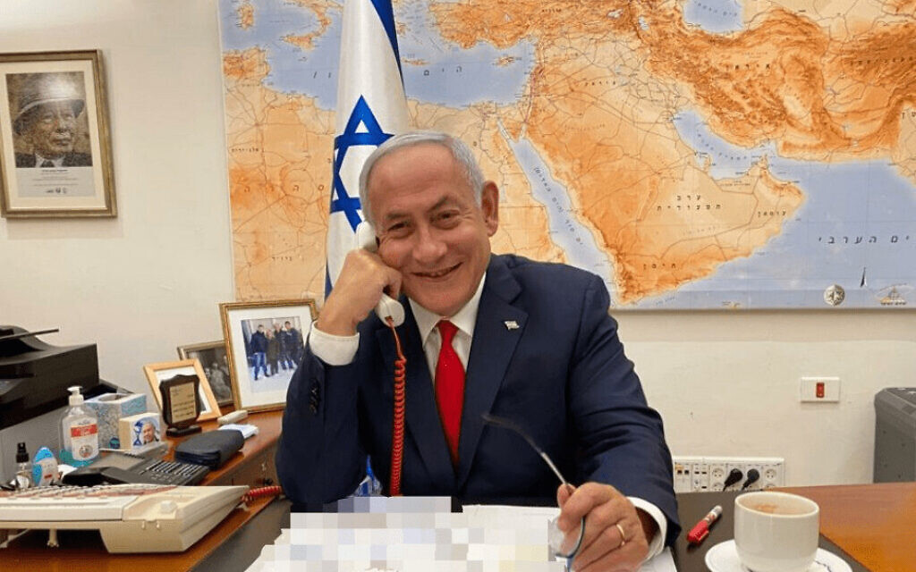 ראש הממשלה בנימין נתניהו בלשכתו בירושלים, תמונה שנשלחה בצמוד להודעה על שיחתו הראשונה עם הנשיא ביידן, 17 בפברואר 2021 ראש הממשלה בנימין נתניהו בלשכתו בירושלים, תמונה שנשלחה בצמוד להודעה על שיחתו הראשונה עם הנשיא ביידן, 17 בפברואר 2021