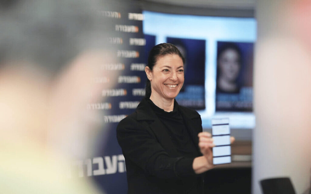 יושבת ראש מפלגת העבודה מצביעה בבחירות לרשימת התנועה לכנסת, 1 בפברואר 2021 (צילום: מפלגת העבודה) יושבת ראש מפלגת העבודה מצביעה בבחירות לרשימת התנועה לכנסת, 1 בפברואר 2021 (צילום: מפלגת העבודה)