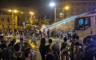 מכת"זית המשטרה פוגעת בראשו של יונתן קימל בהפגנה בבלפור, ב-24 ביולי 2020 (צילום: אור ברנהולץ) מכת"זית המשטרה פוגעת בראשו של יונתן קימל בהפגנה בבלפור, ב-24 ביולי 2020 (צילום: אור ברנהולץ)