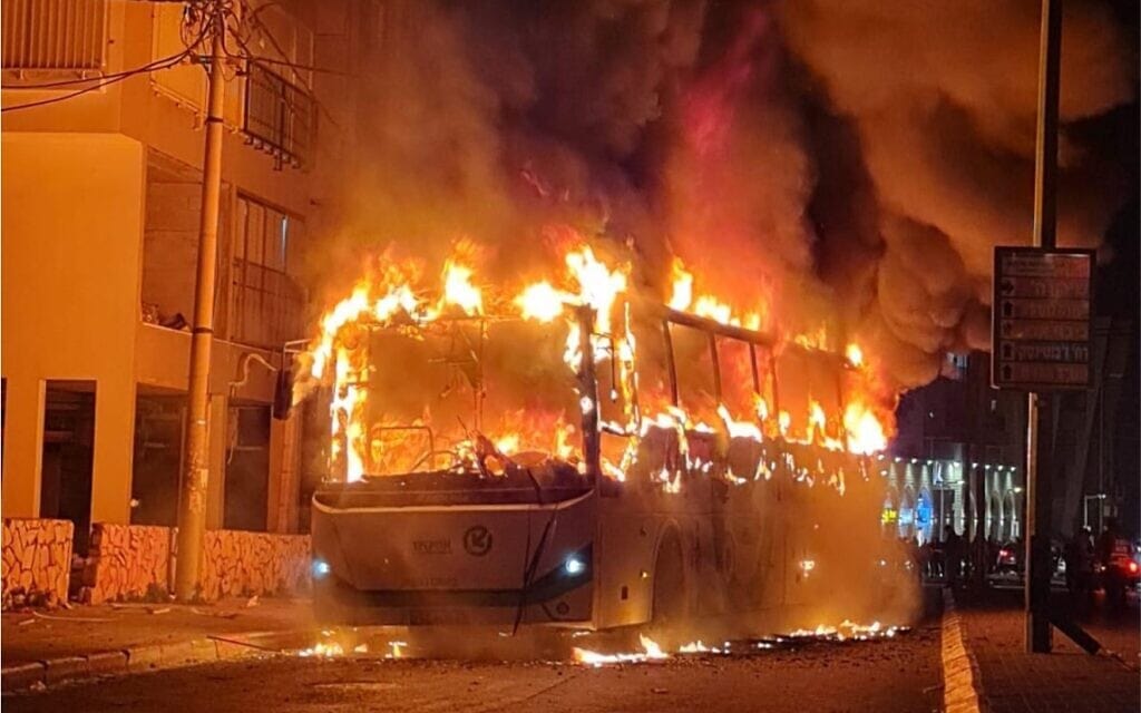 אוטובוס שרוף בהפגנת חרדים בבני ברק, צילום מסך מסרטון טוויטר של חיים גולדברג מכיכר השבת