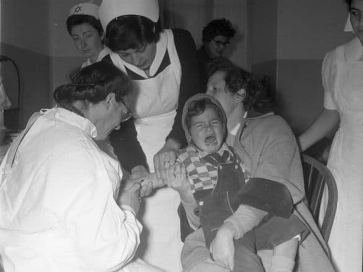 ילדים חולי פוליו בבית חולים במחנה צריפין בביקור של נשות הדסה ושוטרי משטרת ישראל. שנת 1954 (צילום: אוסף אדי הירשביין, הספרייה הלאומית)