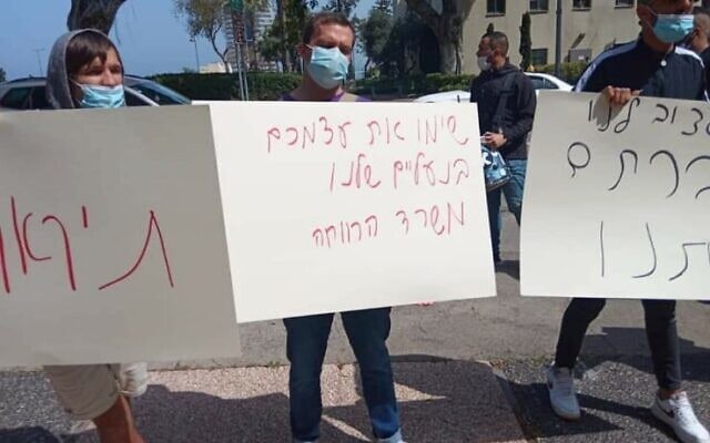 מפגינים נגד סגירת השלטר בחיפה (צילום: יעקב סבן)