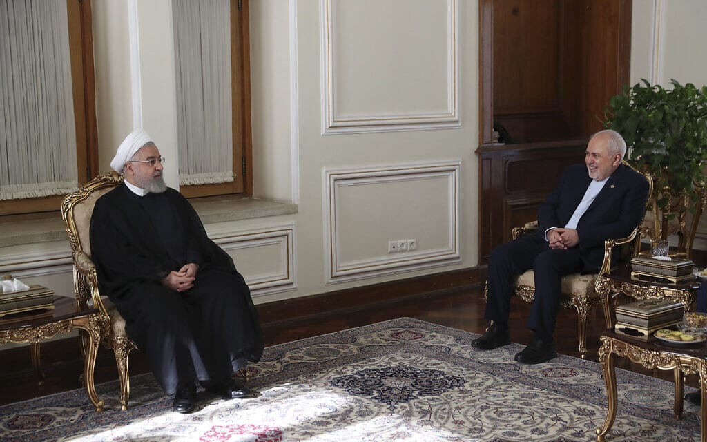 מוחמד ג&#039;וואד זריף וחסן רוחאני במשרדו של נשיא איראן (צילום: Iranian Presidency Office via AP)
