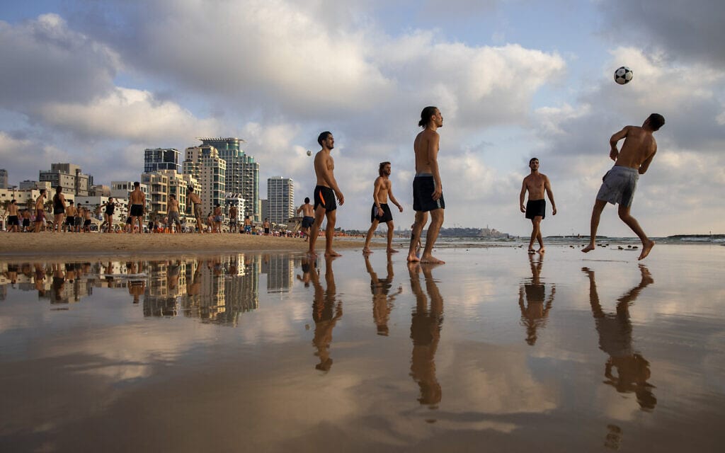 משחק כדורעף בחוף בתל אביב בקיץ, יולי 2020 (צילום: AP Photo/Oded Balilty)