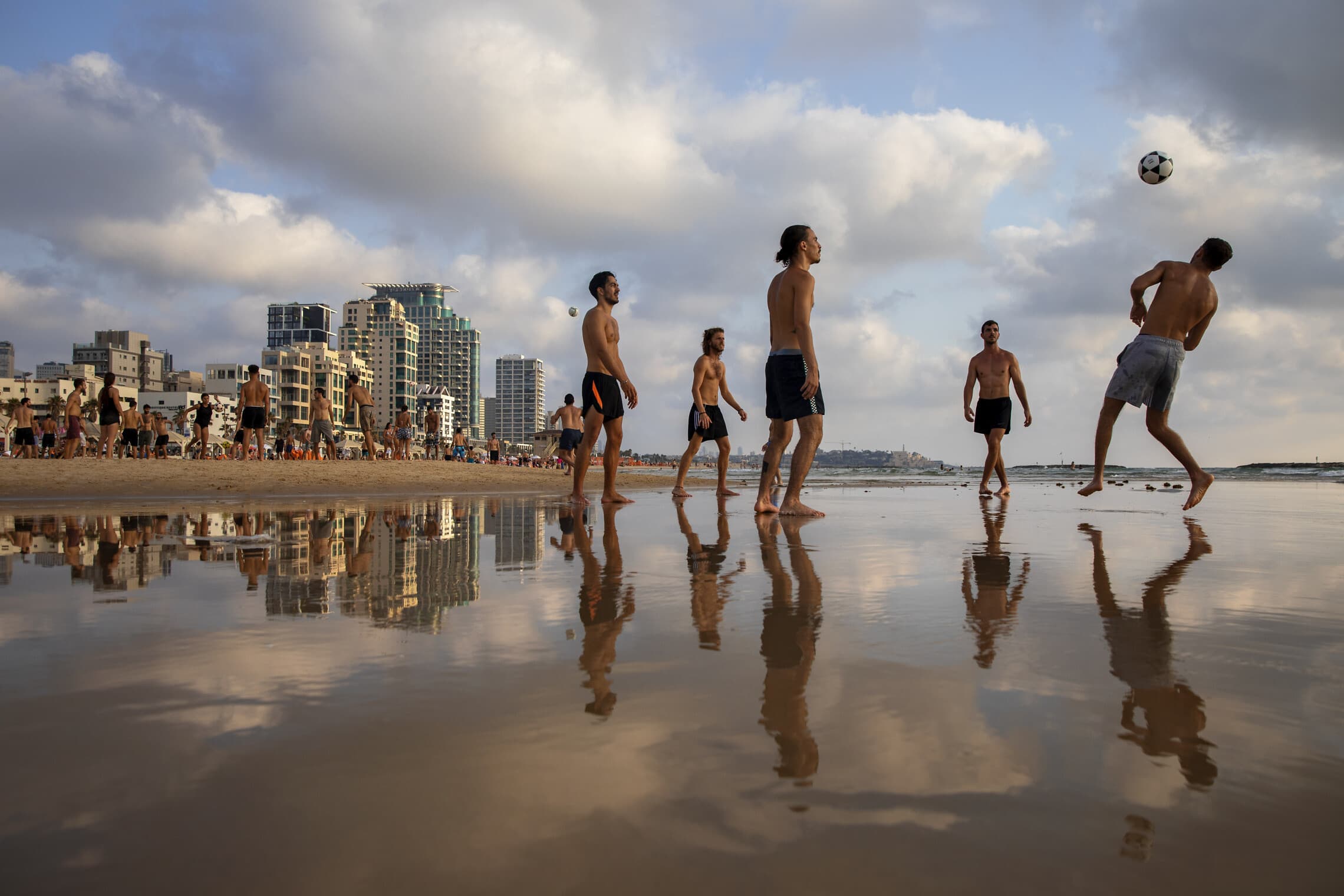 משחק כדורעף בחוף בתל אביב בקיץ, סימן מובהק לחזרה לחיים. אילוסטרציה (צילום: AP Photo/Oded Balilty)