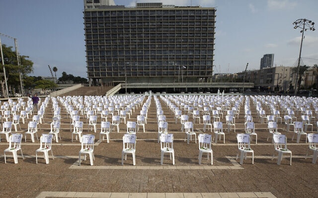 מיצג בכיכר רבין בתל אביב: אלף כיסאות לזכר אלף המתים ראשונים מקורונה, 7 בספטמבר 2020 (צילום: AP Photo/Sebastian Scheiner)