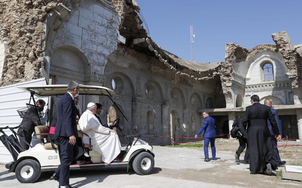 האפיפיור מבקר בעיר מוסול בעיראק, 7 במרץ 2021 (צילום: AP Photo/Andrew Medichini)