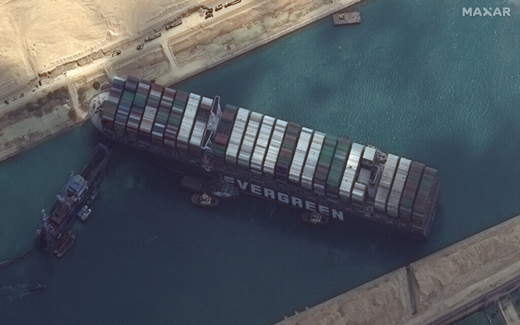 צילום לוויין המראה את ספינת המשא &quot;אבר גרין&quot; תקועה בתעלת סואץ ליד מצרים, 26 במרץ 2021 (צילום: Maxar Technologies via AP)
