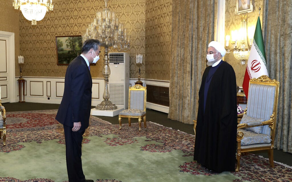נשיא איראן חסן רוחאני מקבל את פניו של ראש ממשלת סין וונג יי בטהרן, 27 במרץ 2021 (צילום: Iranian Presidency Office via AP)
