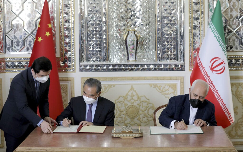 שר החוץ של איראן מוחמד ג&#039;וואד זריף ושר החוץ של סין וואנג יי במעמד חתימת ההסכם בין שתי המדינות, טהרן, 27 במרץ 2021 (צילום: AP Photo/Ebrahim Noroozi)