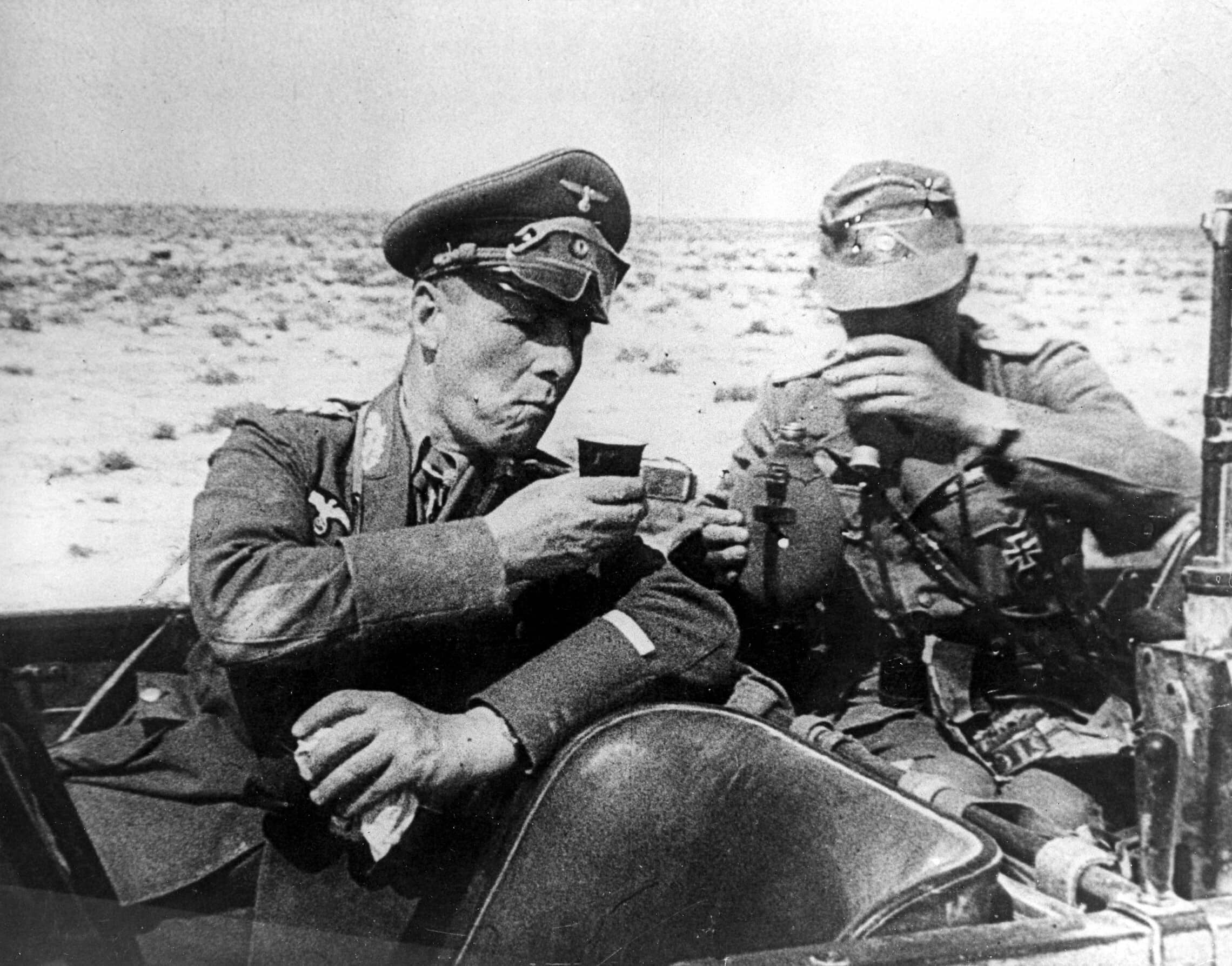 הגנרל ארווין רומל, משמאל, בלוב, צפון אפריקה, ב-1941 (צילום: AP Photo)