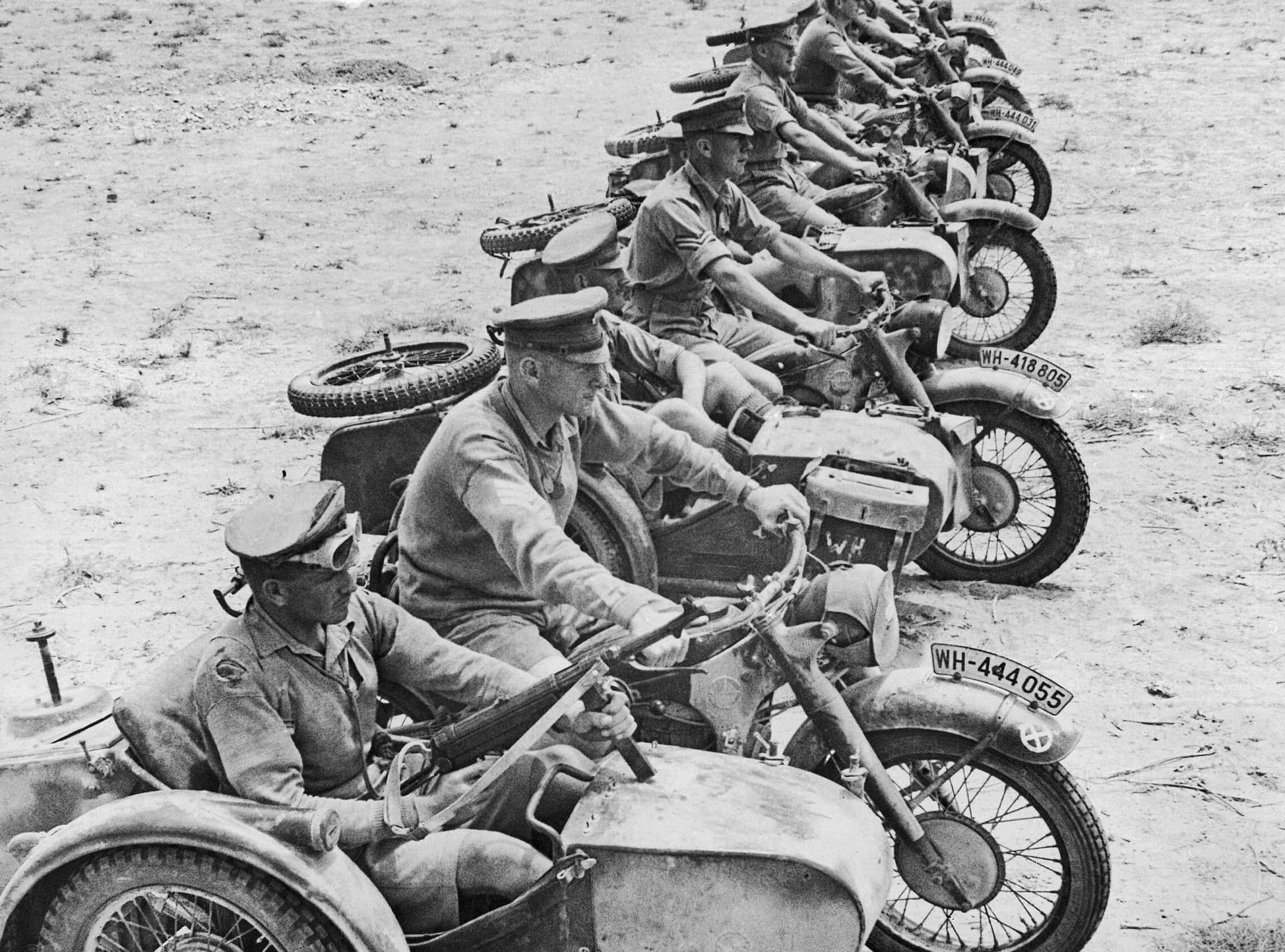 הכוחות הבריטים באפריקה מסתערים עם אופנועים שהחרימו מהגרמנים, 22 ביולי 1941 (צילום: AP Photo)