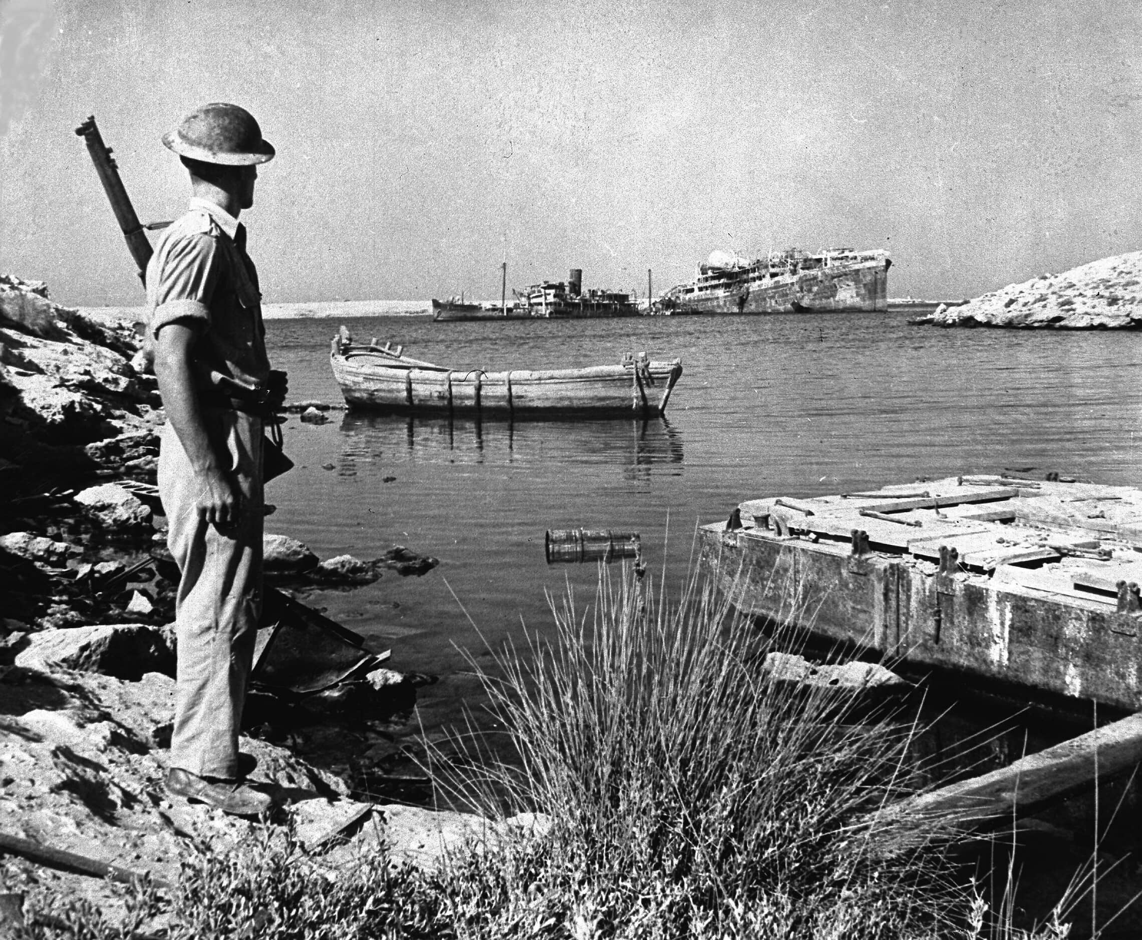 חייל בריטי משקיף על המפרץ בטובורק, לוב, ספטמבר 1941 (צילום: AP Photo/British Official Photo)