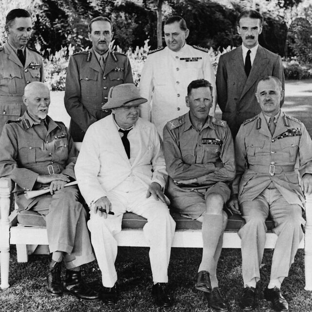 ראש ממשלת בריטניה וינסטון צ&#039;רצ&#039;יל (יושב, שני משמאל) נפגש עם ראשי הצבא הבריטי בקהיר, 6 באוגוסט 1942 (צילום: AP Photo/British Official Photo)