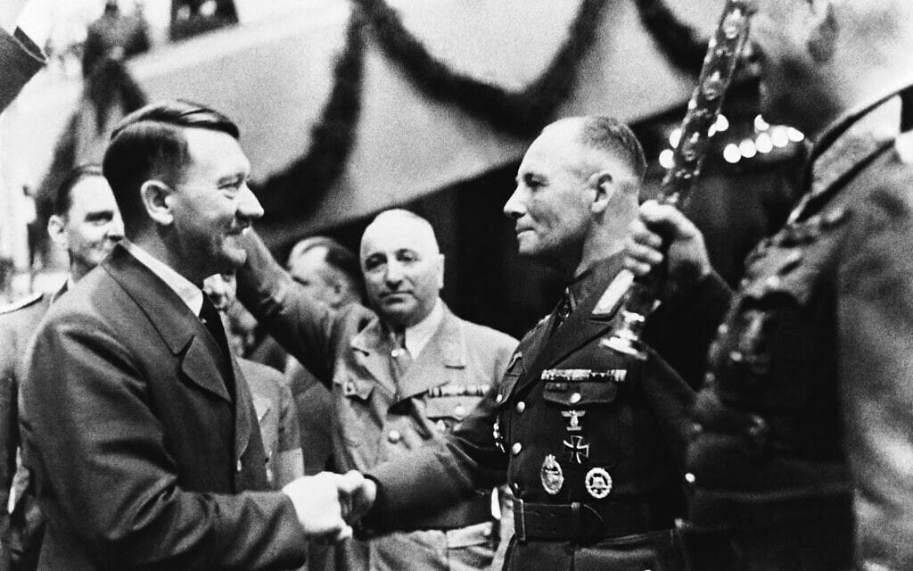 אדולף היטלר לוחץ את ידו של ארווין רומל, אחרי הנאום של היטלר בברלין, 21 באוקטובר 1942 (צילום: AP Photo)