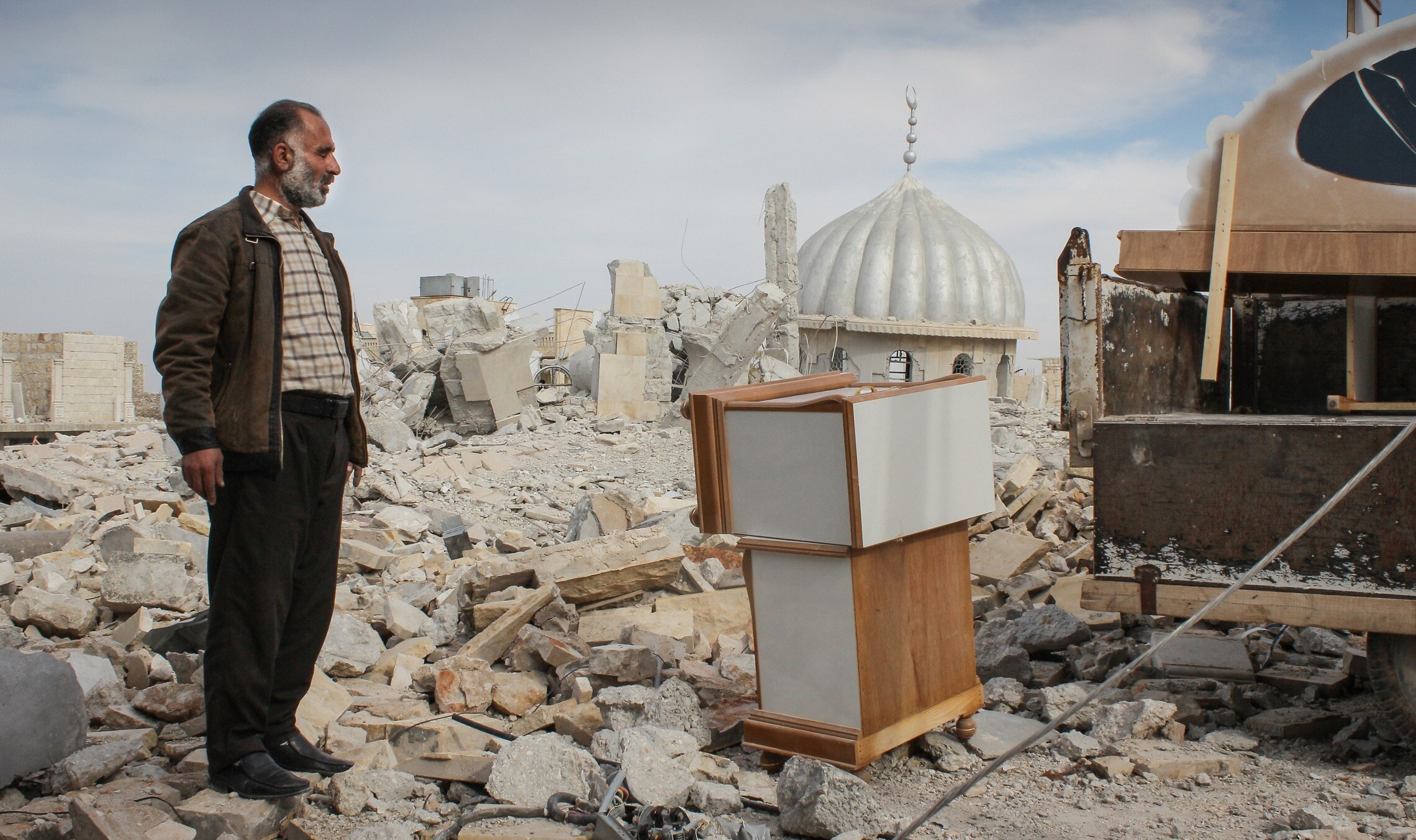 אזרח סורי עומד על ההריסות שנותרו מביתו, נובמבר 2012 (צילום: AP Photo/Mustafa Karali)
