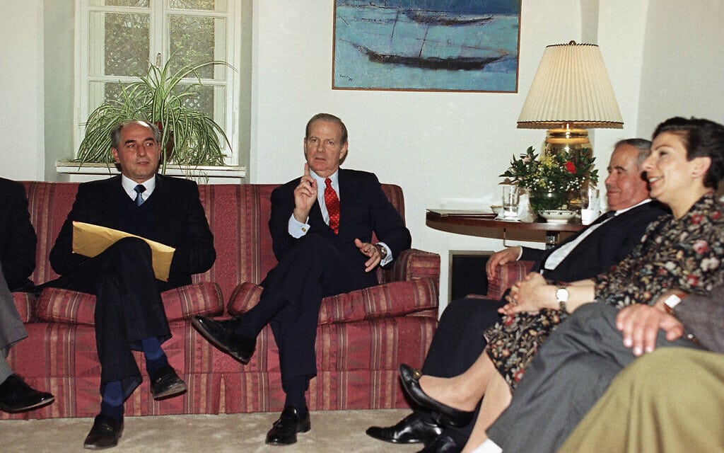שר החוץ האמריקאי ג&#039;יימס בייקר נפגש עם חברי המשלחת הפלסטינית בקונסוליה בירושלים, מרץ 1991 (צילום: AP Photo/Jeff Widener)